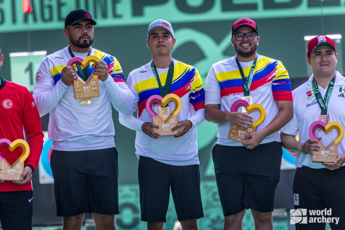 De izquierda a derecha: Sebastián Arenas, Pablo Gómez y Jagdeep Singh en el podio de equipos compuesto masculino. Foto cortesía: World Archery.